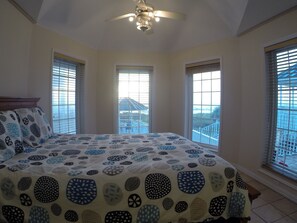 6 bedrooms, iron/ironing board, travel cot, free WiFi - Ocean front house, right on the beach. (South Padre Island)