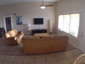 TV connectée, lecteur de DVD, jouets, vidéothÚque