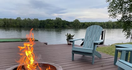 RIVERHOUSE PRIVATE 3acres ~ Pool ~ Boat Dock-Tee Off Deck-Fire Pit-Nature-QUIET