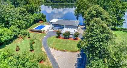 RIVERHOUSE PRIVATE 3acres ~ Zwembad ~ Boat Dock-Tee Off Deck-Fire Pit-Nature-QUIET