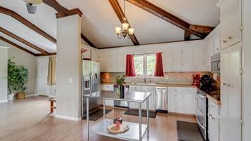 KylskÄp, mikrovÄgsugn, ugn och spishÀll