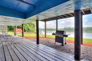 Outdoor dining - Waterfront Terrace~7 mins to Masters~Pool~Kayak~BBQ~ UPSTAIRS UNIT (Augusta)