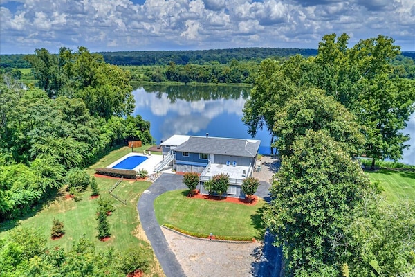 Augusta's finest Savannah River House with PRIVACY 10 miles from the airport!
