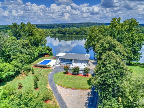 Waterfront Terrace~7 mins to Masters~Pool~Kayak~BBQ~ UPSTAIRS UNIT