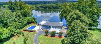 RIVERHOUSE PRIVATE 3acres ~ Pool ~ Boat Dock-Tee Off Deck-Fire Pit-Nature-QUIET