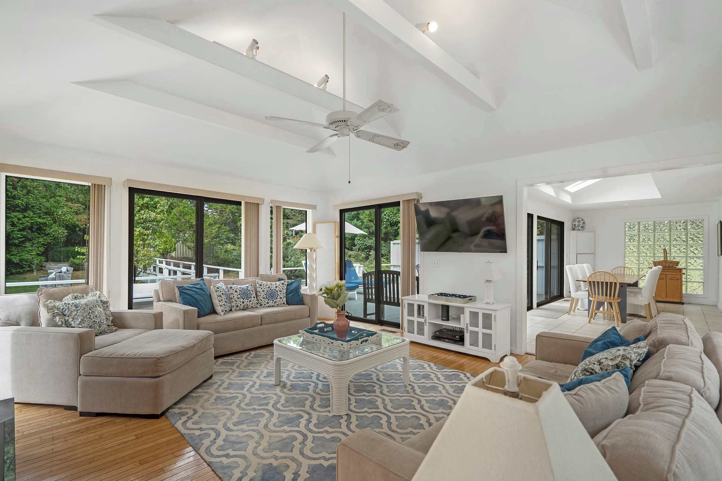 Télévision, cheminée