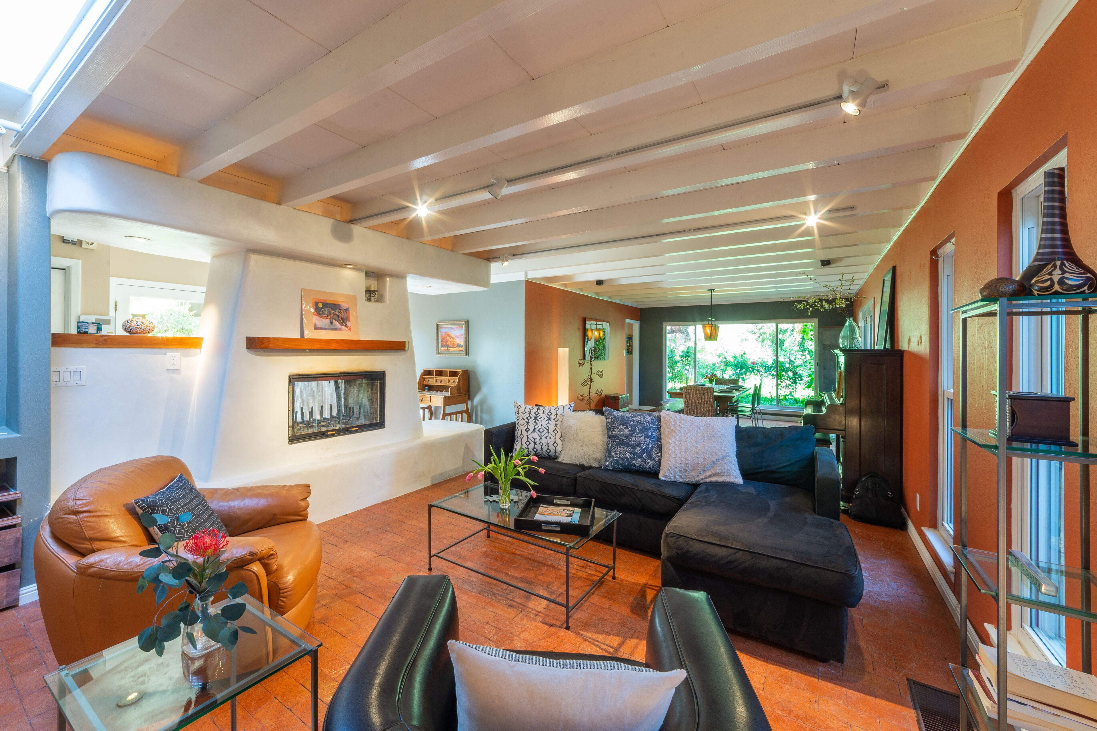 Télévision, cheminée, lecteur de DVD, livres