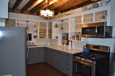 5 minutes to Peek n Peak, Large private yard, and on site Hot tub