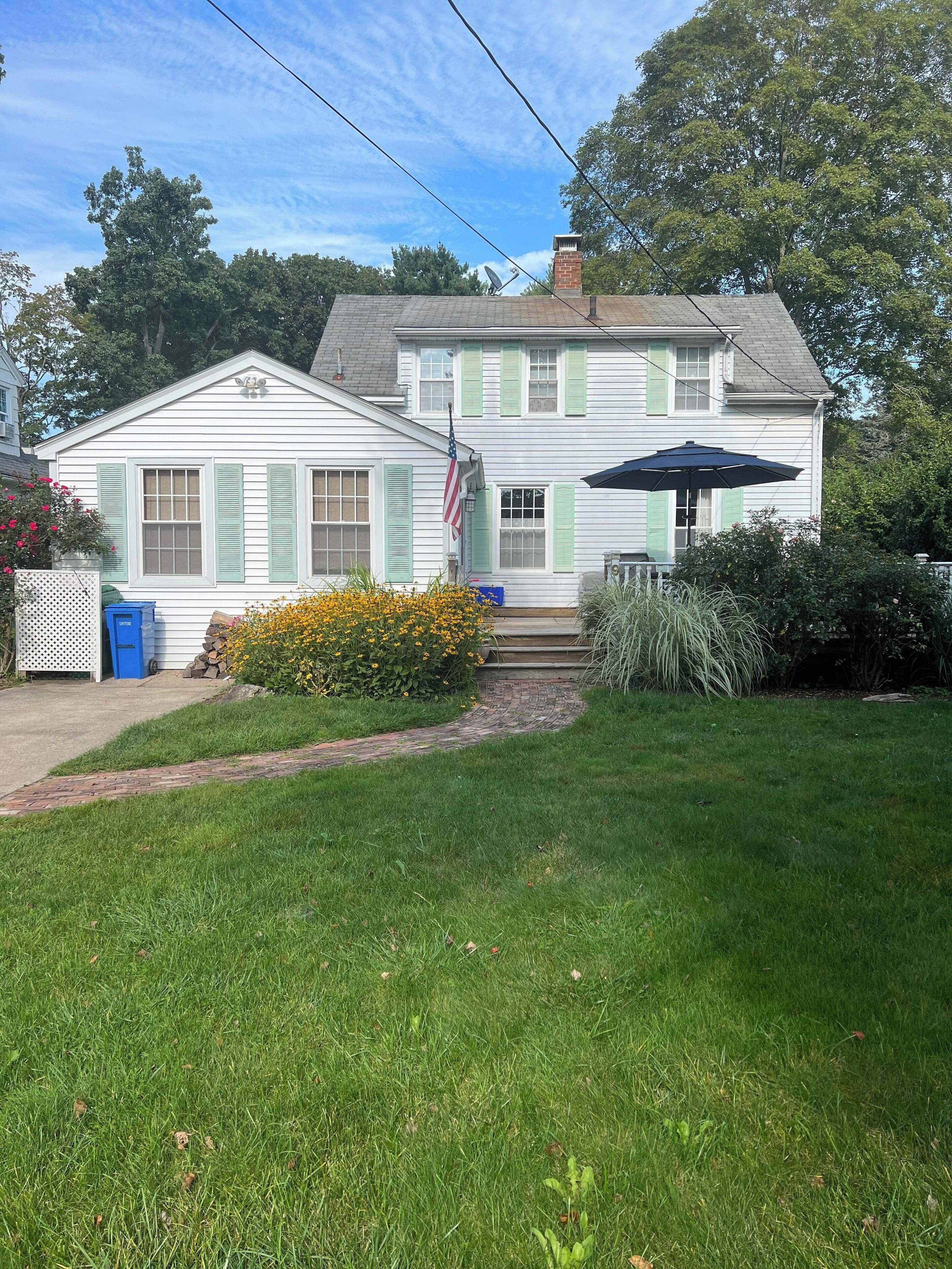 Charming 2 bedroom Beach House w/a ten minute walk to private beach