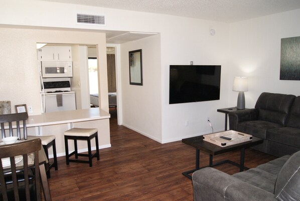 Televisio, takka, työhuone