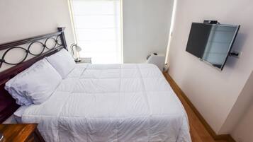 1 Schlafzimmer, Zimmersafe, Schreibtisch, Bügeleisen/Bügelbrett