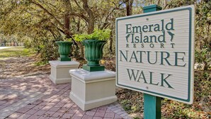Panneau indiquant le sentier de randonnée du parc naturel d’Emerald Island Resort.