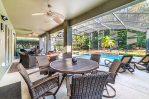 Outdoor dining - Luxury  Home - 5 Minutes From Disney - Star Wars Theatre! (Kissimmee)