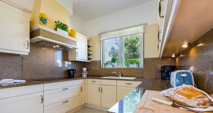 Stunning Vilamoura Villa with Heated Pool in Extensive mature gardens