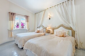 4 chambres, coffre-fort, fer et planche à repasser