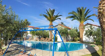 Casa de vacaciones de verano en un hermoso espacio al aire libre con piscina