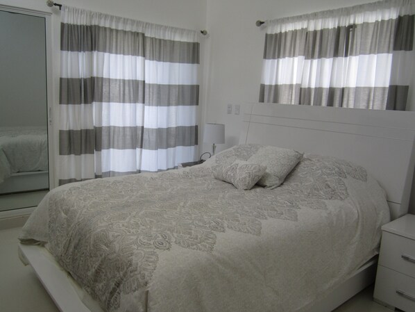 1 habitación, tabla de planchar con plancha, wifi gratis y ropa de cama