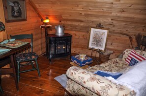 Älytelevisio, takka, kirjoja, stereot