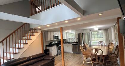 Syksy / talvi Poconosissa! Patikointi, hiihto, S’mores, sisävesipuistot / enemmän!