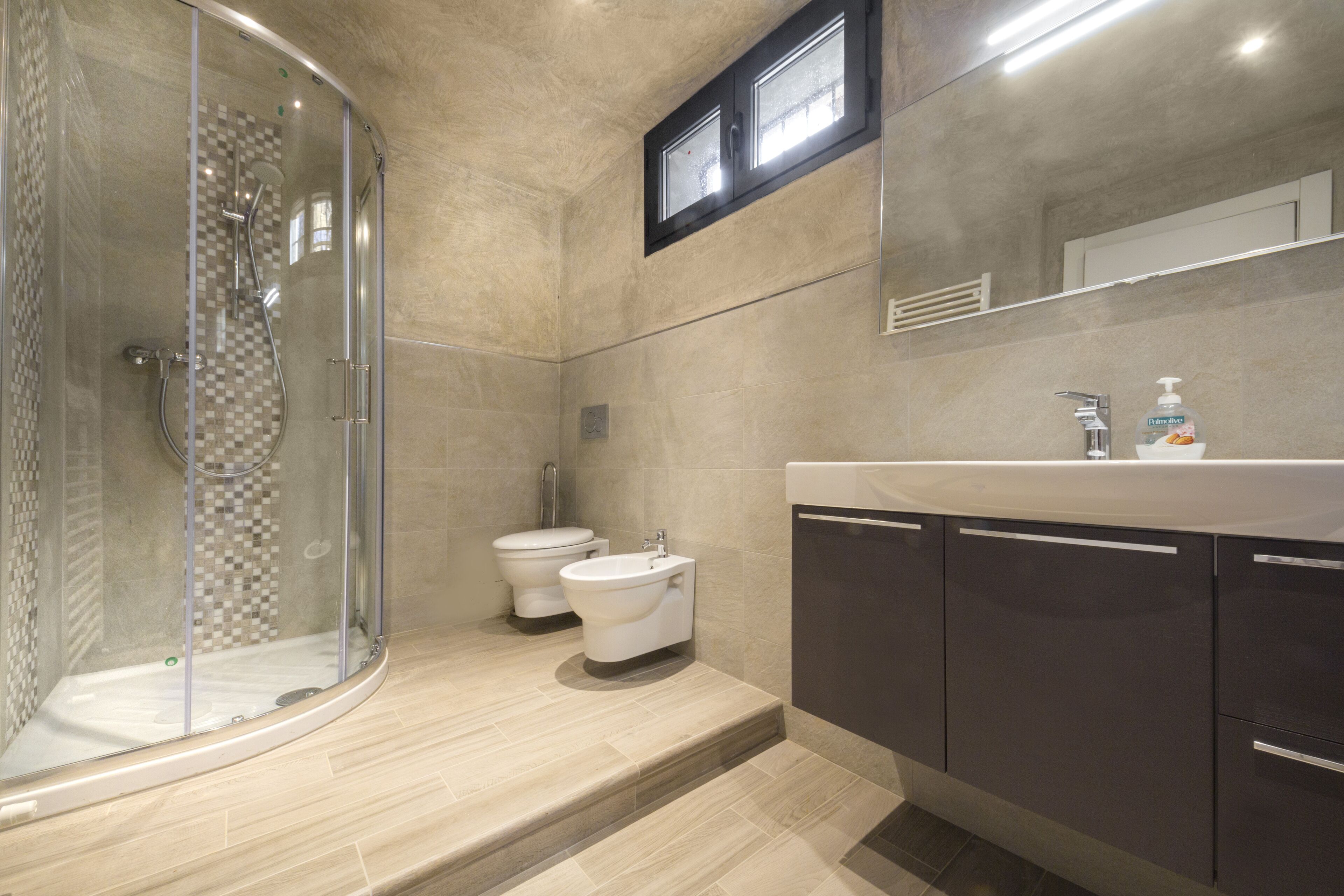 Ducha, secador de pelo, bidet, toallas
