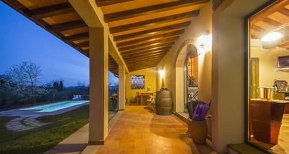 Villa in Toscana - Reggello con Piscina, Wi-Fi, Giardini.