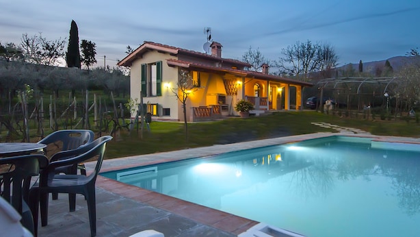 A house with a swimming pool, outdoor seating, and a garden. - Villa in Toscana - Reggello con Piscina, Wi-Fi, Giardini.  (Reggello)