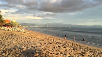 Beach nearby, sun loungers, beach towels