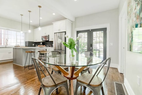 Luxe Comfort: 4BR 3BA Gem near Plaza & Art Museum