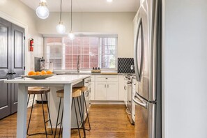 Fridge, microwave, oven, stovetop - Bates West House Kansas City (Kansas City)