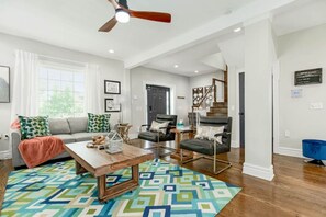 Smart TV, fireplace