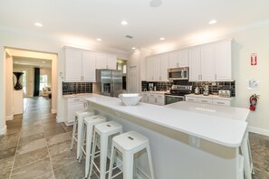 Frigorífic, microones, forn i placa de cuina