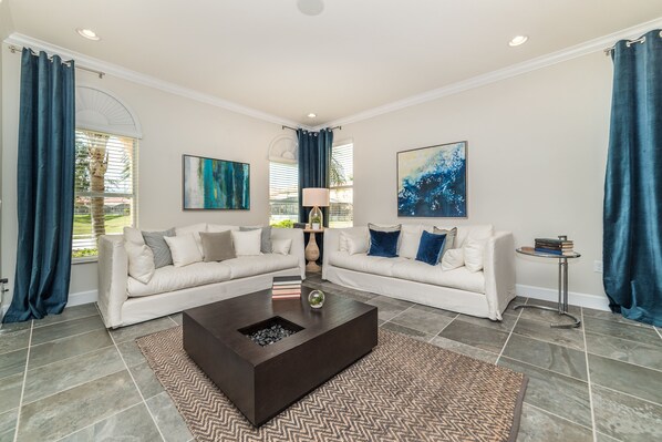 Téléviseur, jeux vidéo, lecteur de DVD, table de baby-foot