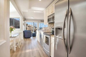 Jääkaappi, mikroaaltouuni, uuni, liesi