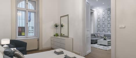 2 habitaciones, escritorio y tabla de planchar con plancha