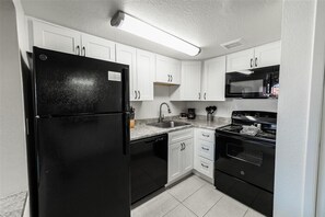 Réfrigérateur, four à micro-ondes, un four, surface de cuisson