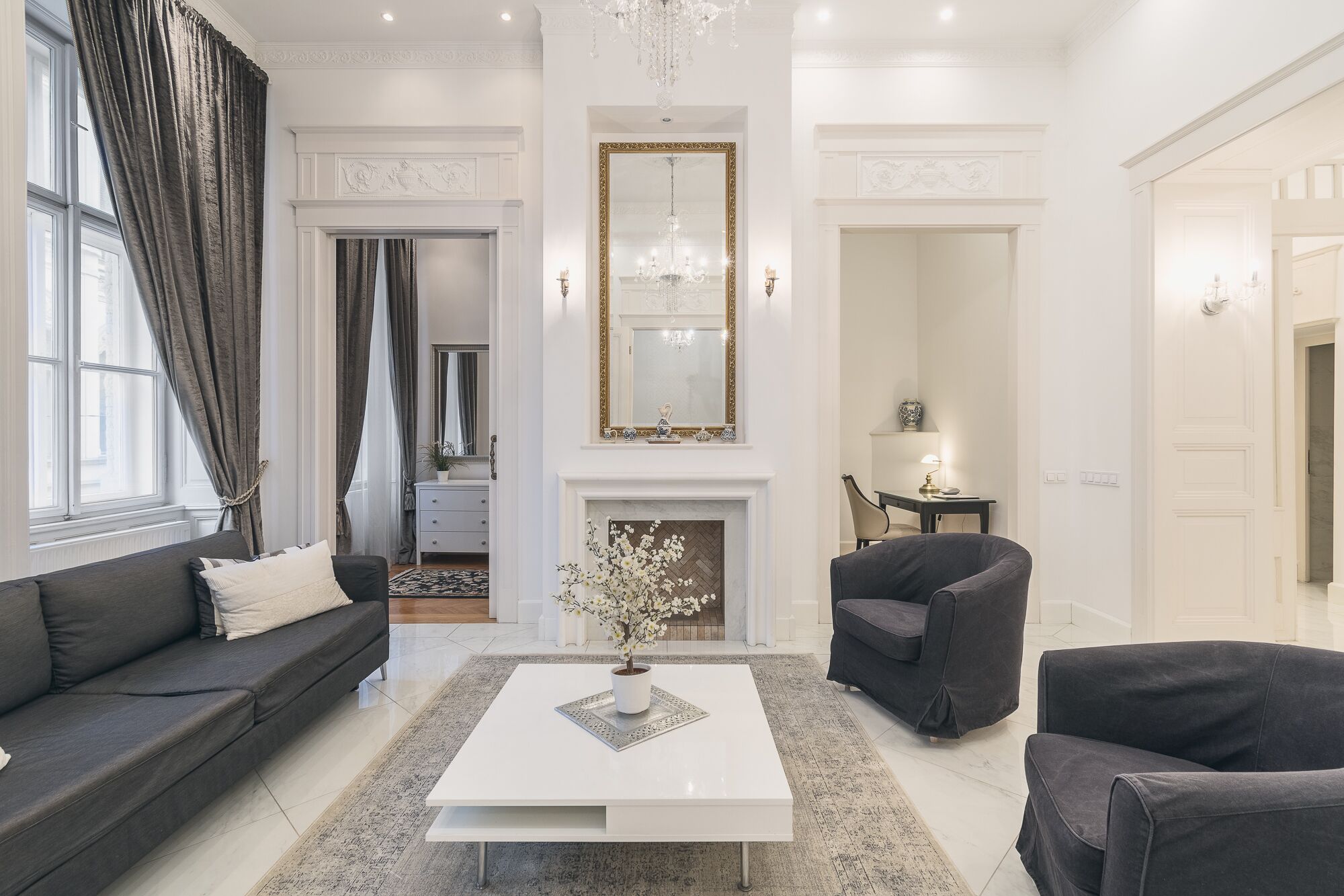 Smart-TV, peis, stereoanlegg og kontorer