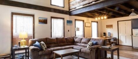 Una Smart TV, una chimenea, libros