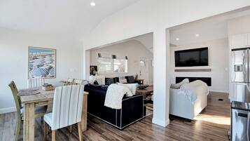 Een televisie en een open haard