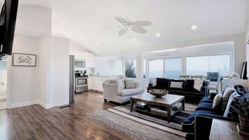 Een televisie en een open haard