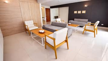 Smart TV, reproductor de DVD, futbolito y libros