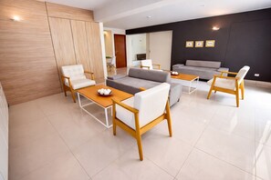 Smart TV, reproductor de DVD, futbolito y libros 