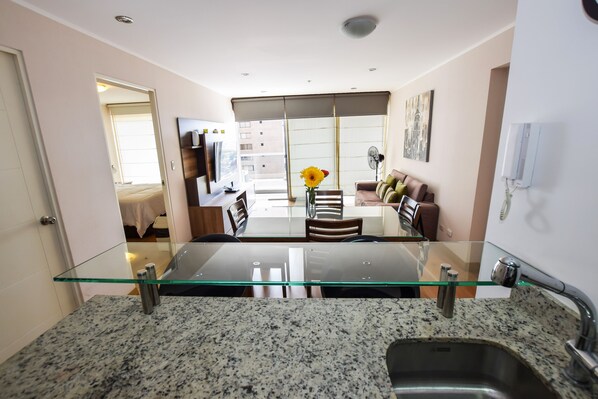 1 makuuhuone, tallelokero huoneessa, työpöytä, äänieristys