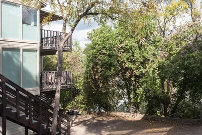 Studio condo, Queen bed, .33 miles to Barton Springs/Zilker Park, 2 mi to DT!