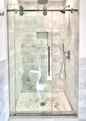 Combined shower/bathtub, hair dryer, towels, soap
