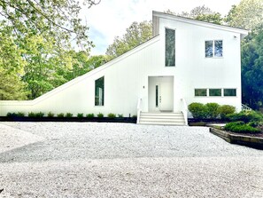 Exterior - Modern Coastal Elegance- Heated Pool, Bike to Bay (East Hampton)