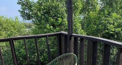 King bed, view, patio, .33 miles to Barton Springs/Zilker Park, @2 miles to DT!