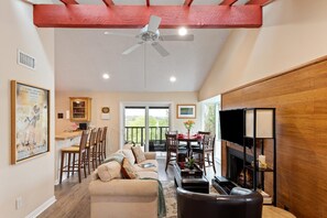 Älytelevisio, takka, kirjoja