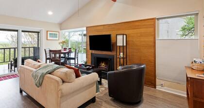 King bed, view, patio, .33 miles to Barton Springs/Zilker Park, @2 miles to DT!