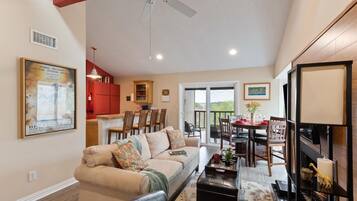 Smart TV, chimenea y libros