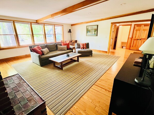 TV connectée, jeux vidéo, livres